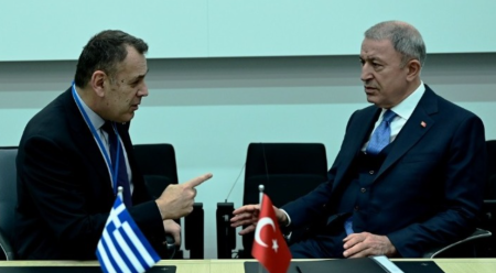 Συνάντηση Παναγιωτόπουλου – Ακάρ στο περιθώριο της συνόδου των υπουργών Άμυνας του ΝΑΤΟ