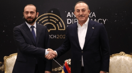 Συνάντηση Τσαβούσογλου με τον Αρμένιο ομόλογο του