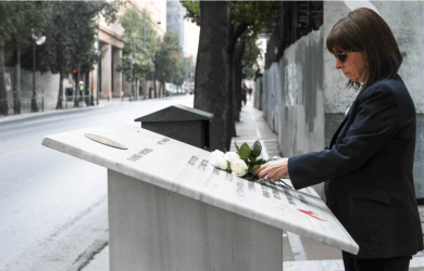 Η Πρόεδρος της Δημοκρατίας στο μνημείο των θυμάτων της Marfin