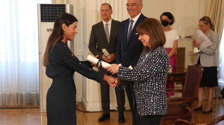 Πρόεδρος της Δημοκρατίας: Παράδειγμα για την κοινωνία η αξιοσύνη και το θάρρος των Ελλήνων διπλωματών που δεν υποστέλλουν τη σημαία απέναντι σε κάθε αντιξοότητα, όπως συνέβη στη Μαριούπολη