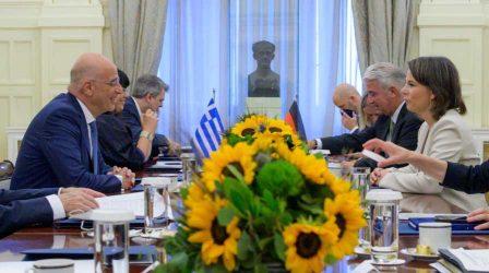 Θέμα γερμανικών αποζημιώσεων και εξαγωγών όπλων στην Τουρκία έθεσε ο Νίκος Δένδιας στην Ανναλένα Μπέρμποκ