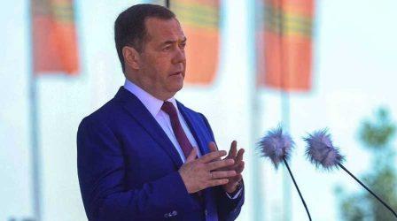 Ο Μεντβέντεφ εισηγείται την «εξόντωση» του προέδρου της Ουκρανίας και της «κλίκας» του