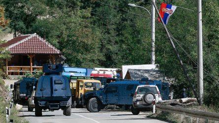 Σέρβοι του Κοσόβου διαδηλώνουν σε χωριό κοντά στη Μιτρόβιτσα – Ζητούν να αποσυρθούν οι αστυνομικές δυνάμεις της Πρίστινας από την περιοχή