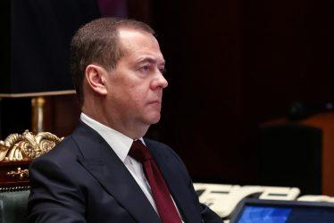Μεντβέντεφ για την επικοινωνία Πούτιν-Τραμπ: Η ψυχρή γεροντοκόρη Ευρώπη έχει τρελαθεί από φθόνο και οργή