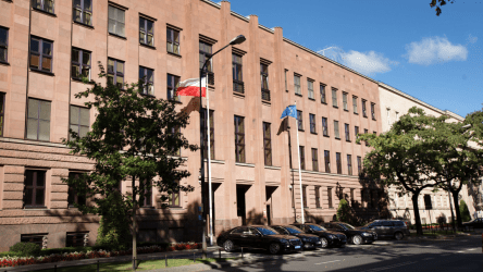 H Ευρωπαϊκή Επιτροπή αποφάσισε να κλείσει τη διαδικασία του άρθρου 7 για την Πολωνία, κρίνοντας ότι δεν υπάρχει πλέον κίνδυνος σοβαρής παραβίασης του κράτους δικαίου