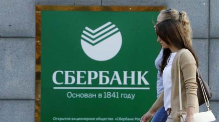Το ρούβλι συνεχίζει την πτώση του – Έχει υπονομεύσει την αγοραστική δύναμη εκατομμυρίων Ρώσων